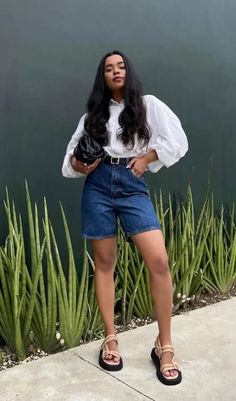 Foto: daanielasantos__ - Look basiquinho de primavera com camisa branca com mangas bufantes, bermuda jeans e papete. Jean Short Outfits, Outfits Con Jeans, Casual Outfit Inspiration, Relaxed Outfit, Bermuda Jeans, Casual Day Outfits, Elegante Casual, Classy Casual Outfits, Outfit Look