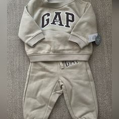 Brand New Gap Outfit. 6-12 Month For Boy Or Girl ! Casual Gap Playwear Sets, Gap Casual Playwear Sets, 3-6 Month Baby Boy Clothes, Boy Essentials, Gap Outfits, Baby Boy Clothes Newborn, 6 Month Baby, Jogging Suit, Kids Fashion Clothes