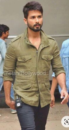 Linen Jacket Men, Beard Styles Short, Mens Hairstyle, Moda Hippie, Glass Staircase, Classy Outfits Men, Shahid Kapoor