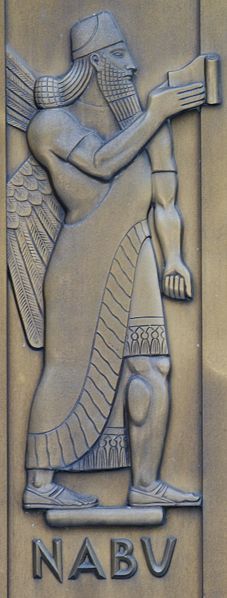 an egyptian statue with the name nabv on it