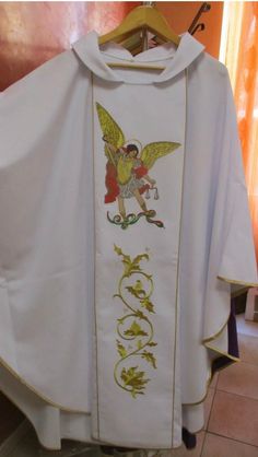 Brand new Chasuble and matching table. embroidered. Fabric is damask very light. Total length 130 cm Private auction Priest Outfit, Saint Michael, Ideas Casa, Saint Michel, Embroidered Fabric, African Attire, St Michael, Sacred Heart, Damask