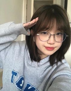 Short Hair For Chubby Faces, Ulzzang Short Hair, Chubby Face Haircuts, Girl With Glasses, Short Haircuts With Bangs, Mekap Mata, Asian Haircut, Korean Short Hair, Hair Style Korea