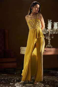 Lehenga With Pants, Haldi Wear For Bridesmaid, Trending Outfits Indian, Haldi Dress For Bridesmaid, Haldi Outfits For Bridesmaid, Pithi Outfit, Modern Traditional Dresses, Haldi Design, Yellow Indian Outfit