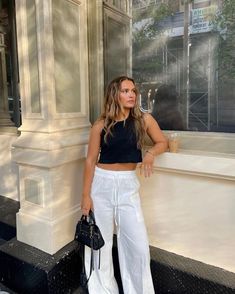 Style White Linen Pants, White Linen Pants Outfit Summer, How To Style Linen Pants, Linen Pants Outfits, Linen Trousers Outfit, White Linen Pants Outfit, Madonna Vogue, Blue Linen Pants, White Linen Trousers