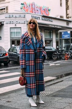 Fashion Week de Paris à l'automne 2018 Photos des participants #automne #fashion #paris #participants #photos Trenchcoat Outfit, Winter Mode Outfits, Street Style 2018, Fall Fashion Coats, Statement Coat, Paris Fashion Week Street Style, Plaid Coat, Looks Street Style, Dream Style