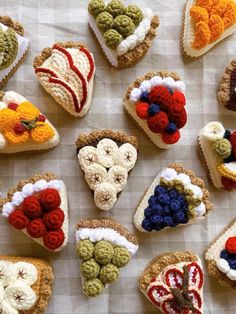 there are many crocheted sandwiches made to look like they have different toppings on them