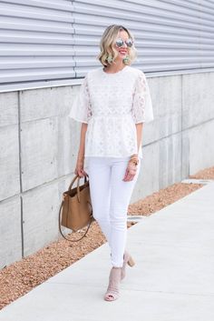 All white monochromatic outfit for spring days or hot summer weather | peplum lace short sleeve blouse, skinny jeans, nude sandals, brown purse, sunnies White Monochromatic Outfit, White Jeans Outfit Spring, Wearing White Jeans, Cozy Spring Outfits, Distressed Jeans Outfit, How To Wear White Jeans, Jeans Outfit Spring, Summer Outfits Ideas, White Jeans Outfit