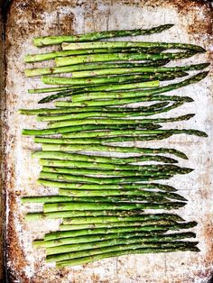 how to make roasted asparagus on a baking sheet with text overlay that reads, how to make roasted asparagus