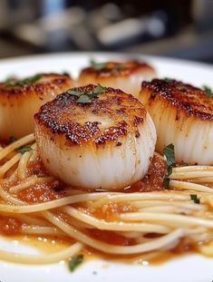 Health meal, low carbs meals, keto meal Patagonia Scallop Recipes, Frozen Scallops, Scallop Pasta, Fra Diavolo, Fresh Scallops, Red Pepper Pasta, Cheeseburger Sliders, Bacon In The Oven, Seared Scallops