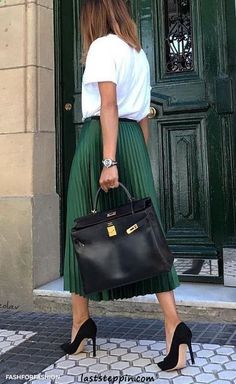 green pleated skirt & simple white tee || #womensfashion #style #outfitoftheday #fashion Work Outfits Frauen, Green Pleated Skirt, Work Outfit Office, Best Casual Outfits, Spring Work Outfits, Look Retro, Summer Work Outfits