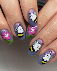 Summer Ghost Nails, Flower Ghost Nails, Spooky Spring Nails, Summer Halloween Nails, Spooky Summer Nails, Nails Bees, Summerween Nails, Bee Nail Art, Black Slime