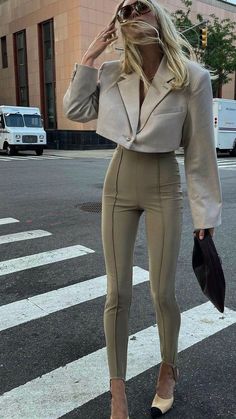 Get inspired by 10+ Stylish Work Outfits ideas! From Stylish Work Outfits to Pocket Stitching, these Corperate Outfits Women bring fresh new ideas to Classic Trendy Outfits and chic innovation in Modern Women Outfits. Cropped Blazer Outfit, Chique Outfits, Office Outfits Women, Business Casual Outfits For Work, Elsa Hosk, Looks Street Style