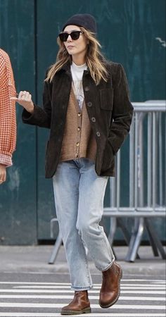 French Celebrity Style, Fall Outfit Dr Martens, New York Winter Outfit Going Out, Billy Crystal Outfits, Nordic Fall Outfit, Creative Classic Style, Autumn Aesthetic Style, Burgundy Oxford Shoes Outfit, English Cottage Style Outfit