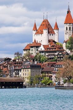 ✈️ If you want to do nature photography then you must travel/visit Thun Castle, Switzerland. Thun Castle is a castle in the city of Thun, in the Swiss canton of Bern. It was built in the 12th century, today houses the Thun Castle museum and is a Swiss heritage site of national significance. Thun Switzerland, European Castle, Interlaken, Voyage Europe, Switzerland Travel, Beaux Villages, Bern, Places Around The World, Wonderful Places