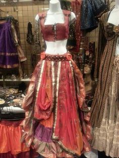 Wunderbar komplexes Kostüm als mögliche orientalische Larp Gewandung. Fantasy Clothing, Fantasy Fashion, Larp, Costume Design, Anarkali, Bohemian Style