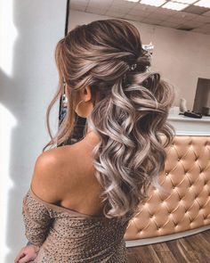 Half up half down wedding hairstyles are timeless and true. Check out these 70  elegant and stunning half updo looks for your wedding day! Bridemaids Hairstyles, Down Wedding Hairstyles, Half Up Wedding Hair, Wedding Hair Half, Half Up Half Down Wedding, Bridesmaid Hair Half Up, Graduation Hairstyles, Long Hair Wedding Styles, Hair Homecoming