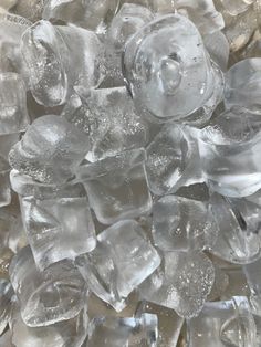 many ice cubes are piled together on top of each other