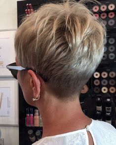 Short Hair Back, Short Hair Pixie Cuts, Pixie Haircut For Thick Hair, Short Grey Hair, Penteado Cabelo Curto, Pixie Haircuts