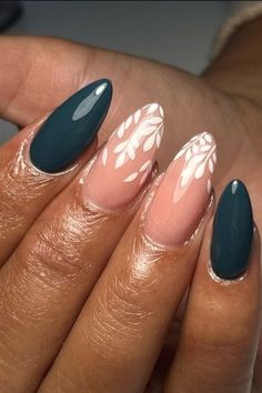 Fall Into Winter Nails, Trendy Nail Art Winter, Simple Winter Nails 2024, Winter Dip Powder Nails, Fun Winter Nails, Winter Blue Nails, Sparkly Black Nails, Winter Gel Nails, Cute Winter Nails