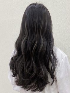 Asian Hair Streaks, Black With Light Highlights, Best Dyes For Black Hair, Hilight Black Hair, Korean Hair Highlights Black, Light Streaks In Black Hair, Black Hair Died Ideas, Light Highlights For Black Hair, Off Black Hair With Highlights