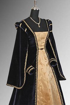 cape sleeves Gown Queen, Tudor Gown, Fantasy Wedding Dresses, Medieval Archery, Medieval Collectibles, Medieval Swords, Medieval Gown, Gold Baroque, Queen Of Spain