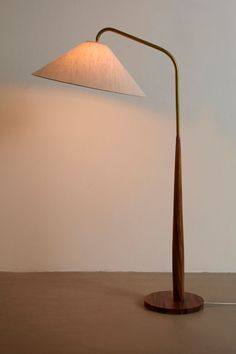 Vintage Modern Lamps, Mid Century Lamps Floor, Century Modern Bedroom, Mcm Floor Lamp, Standing Lamps Living Room, Mid Century Wall Decor, Simple Lamp, Floor Lamp Bedroom, Mid Century Lamp