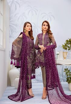 Chiffon Outfits are presented with elegant embroidered and sequins work. Now You can buy Pakistani Chiffon Outfits in all over USA with fast delivery Pakistani Dresses Casual 2023, Chiffon Outfit, Designed Clothes, Eid Fashion, Asian Clothing, Pakistani Formal Dresses, Dresses Design, Fashion Indian, Black Bridal