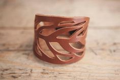 LACED leather BRACELET // Leaf Leather Bracelet by KURTIK on Etsy Diy En Cuir, Fantasy Garb, Leather Leaf, Brown Leather Bracelet, Leather Carving, Leaf Bracelet, Craft Accessories, Leather Diy, Fabric Jewelry