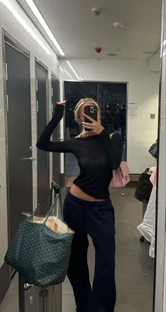 Jogger Fits Women, Summer Airport Outfit Aesthetic, Airport Fits Aesthetic Summer, Comfy Breakfast Outfit, Airplane Aesthetic Outfit, Models Airport Style, Madhappy Outfit, Airport Outfit Cold To Hot Travel Style, Airport Poses Instagram