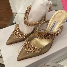 Malono Blahnik, Manolo Blahnik Lurum, Manolo Blahnik Mules, Manolo Blahnik Red, Manolo Blahnik Maysale, Mules Shoes Heels, Gold Kitten Heels, Red Suede Shoes, Shoes Manolo Blahnik