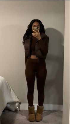 Trendy Brown long sleeve crop top and matching leggings with light brown Ugg boots mirror selfie Brunch Outfit Black Woman, Leggings Casual Outfit, Black Leggings Casual, Leggings Outfit Ideas, Leggings Outfit Casual, Comfy Outfits Winter, Fall Boots Outfit, Black Leggings Outfit, Leggings Outfits