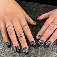 Dark Nail Art, Acrylic Nails Ideas, Summer Nails Art, Taupe Nails, Classic Nail Art, Holiday Manicure, Nail Art Inspo, Bentuk Alis, Thanksgiving Nail Art