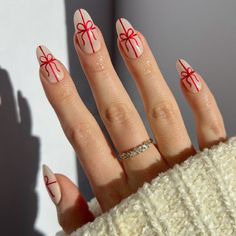 Discover cute, simpe, fun & easy Christmas nail ideas featuring unique colors like red, green, and pink. Whether you prefer square, almond, oval, or round shapes, we've got you covered with gel & acrylic nail inspiration options. From simple & trendy to classy and festive, these simple Christmas nails showcase the most trending ideas the holiday season. Festive Christmas nails, winter nails, green christmas nails, holiday nails, red nails inspiration, short christmas nails, pink christmas nails. Christmas Present Nails, Festive Nail Art, 17 December, French Nail Designs, 22 December, White Nail