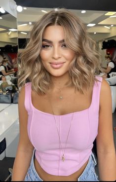 New Blonde Hair Trends 2023, Short Light Hair Color Ideas, Blonde Hair Color Ideas For Latinas, Blonde For Hispanics, Short Hair Honey Brown, Short Blonde Hair Tan Skin, Morena Hair Color Ideas Short Hair, Blonde Hair For Tan Skin Tone, Spring Hair Color Ideas For Brunettes Short