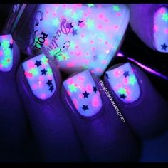 NEON & STARS AHHHHHHHHHHHHHHHHHHHHHHHH kill me nowwwwww those nails are soooooo stickin cute and they are glow in the dark Glowing Nails, Nails Stars, Neon Nail Art, Dark Nail Polish, Unghie Nail Art, Star Nail Art, Smink Inspiration, Glow Nails, Dark Nails