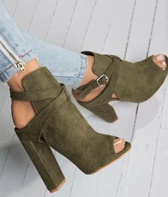 Suecos Best Casual Shoes, Fabulous Shoes, Green Shoes, Crazy Shoes, Beautiful Shoes, Womens Heels, Cute Shoes, Me Too Shoes, Olive Green