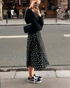 COMO USAR TÊNIS COM QUALQUER LOOK? Black Dress Coat, Celebrity Fashion Outfits, Basic Black Dress, 30 Outfits, Wearing All Black, Outfit Inspiration Fall, Looks Vintage, Cute Casual Outfits