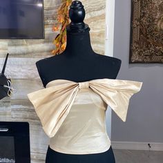 Blue Blush Tan Xs Bow Tube Top. With Ruching In The Back. Never Been Worn. Elegant Beige Bandeau Top, Spring Night Out Tops With Bow, Chic Strapless Tops With Bow, Beige Strapless Top For Party, Beige Strapless Top For Night Out, Bow Tube Top, Green Corset, Purple Crop Top, Spaghetti Strap Crop Top