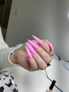 Stiletto Pink Nails, Sabrina Nails, Pink Gel Nails, Cute Spring Nails, Pointed Nails, Almond Nails Designs, Cat Nails, Glam Nails