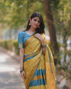 Saree Aesthetic, Animation Wallpaper, Poses Women, Stylish Photo, Saree Poses, Bff Photoshoot Poses, Love Animation Wallpaper, Bff Photoshoot, Stylish Photo Pose