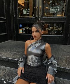 Metallic Outfit Ideas Concert, Saturno Outfit Ideas, Nye Outfit Ideas Baddie, Drake 2023, Metallic Top Outfit, Metallic Outfit Ideas, Y2k Aesthetic Instagram, Metallic Corset