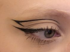 Easy Graphic Eyeliner Hooded Eyes, Black Eyeliner Ideas, Cute Eyeliner, Drawing Eyeliner, Sharp Liner, Goth Makeup Looks, Makeup Ojos