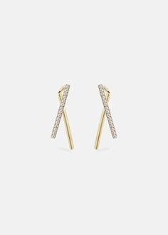 Crafted of 18k polished gold, our Diamond Thread Ear Hook features a row of diamond micropavé and is designed to hook gracefully on the ear. A minimal graphic line that makes a distinctive yet timeless earring. 0.75" in length ; 0.07tcw Diamond Grade: F/G color, VS clarity Available in Gold, White Gold, Black Gold. Please note: All our pieces are made to order and requires 2-4 weeks for production. -Handcrafted in Los Angeles, California. Silver Earring Cuff, Minimal Graphic, Bali Earrings, Edgy Jewelry, Silver Rings Simple, Pave Pendant, Classic Jewelry, Ear Hook, Cuff Earrings