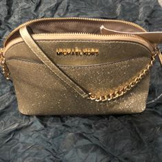 Micahel Kors Gold Purse Designer Gold Crossbody Bag, Designer Gold Bag With Adjustable Strap, Gold Pouch Bag, Gold Bag Outfit, Stars Gold, Gold Purse, Bag Outfit, Bags Michael Kors, Gold Bag