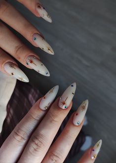 Маникюр молочный со стразами Stars And Rhinestone Nails, Nails Stars Design Sparkle, Mail Crystal Designs, Star Jewel Nails, Acrylic Nail Designs Celestial, Russian Nails Design, Stiletto Nails Short, Trends Nails, Witchy Nails