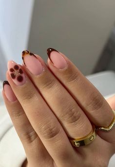 Albanian Nails, Nail Inspo Brown Skin, Nails Brown Design, Neutral Nails With Design, Almond Short Nails, Bloom Nails, Classy Simple Nails, Almond Nails Trendy, Short Almond Nails