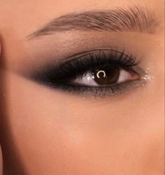 Sultry Black Eye Makeup, Dark Glam Eye Makeup, Smokey Eye Formal Makeup, Light Black Smokey Eye, Black Prom Looks Makeup, Eye Makeup Smokey Natural, Black Glam Eyeshadow Looks, Smokey Black Makeup, Maneater Palette Looks