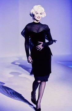 Mugler Fall 1995 Couture collection, runway looks, beauty, models, and reviews. Mugler 1995, Mugler 90s, Vintage Outfits 90s, Vogue Paris, Couture Collection