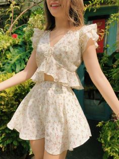 Floral Top Outfit Ideas, Floral Top Outfit, Sleepwear Fashion, Classy Prom Dresses, Style Guru, Myanmar Dress Design, Everyday Fashion Outfits