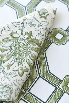 green wedding ideas, patterned napkins, table linens, specialty linens, sage wedding ideas, pop of color, adds dimension White Wedding Linens, Peru Wedding, Wedding Staircase, Green Tablescape, Green And White Wedding, Green Wedding Inspiration, Backyard Reception, Luxury Green, Cocktail Hour Wedding